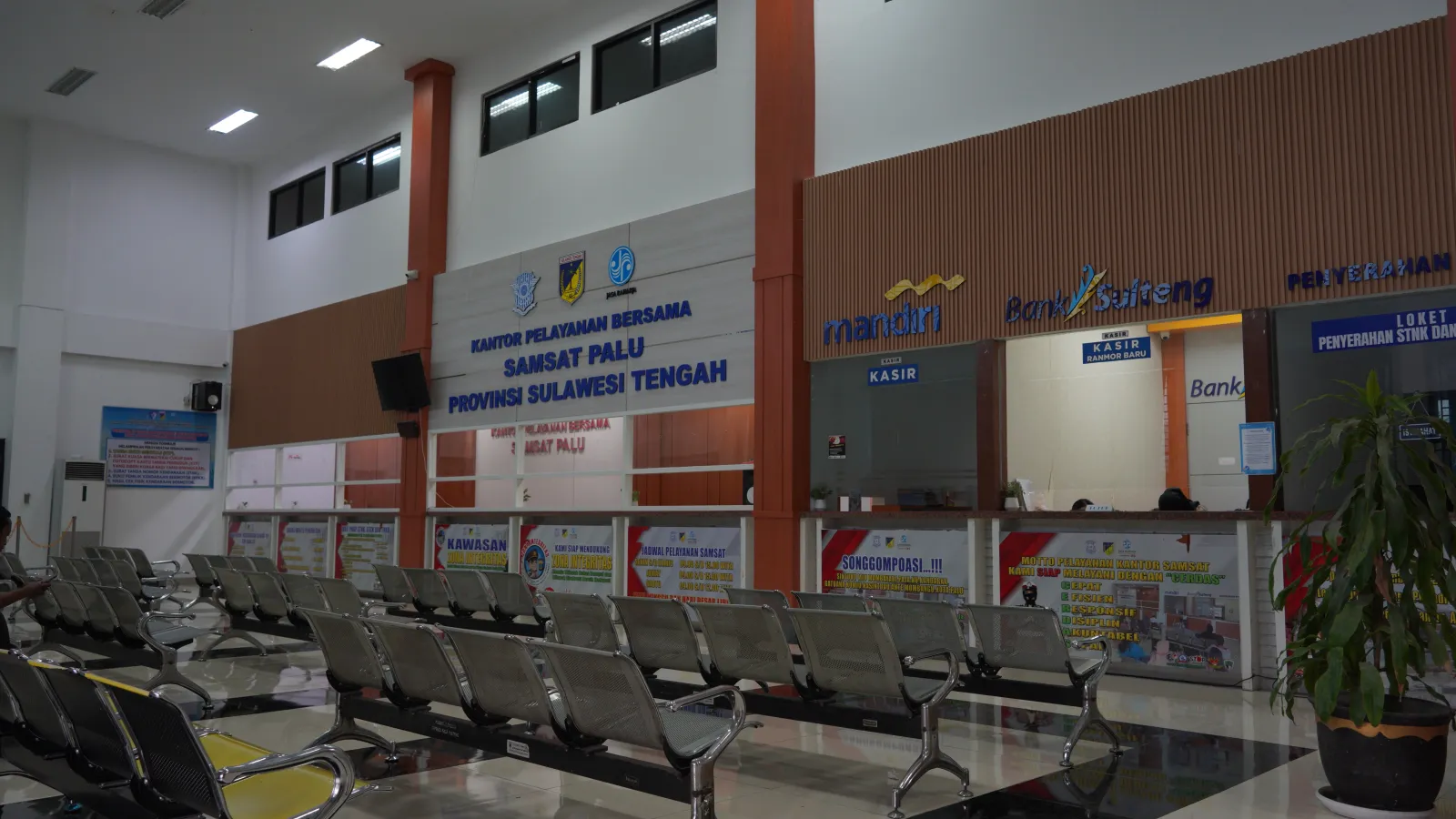 Interior Kantor Samsat Palu